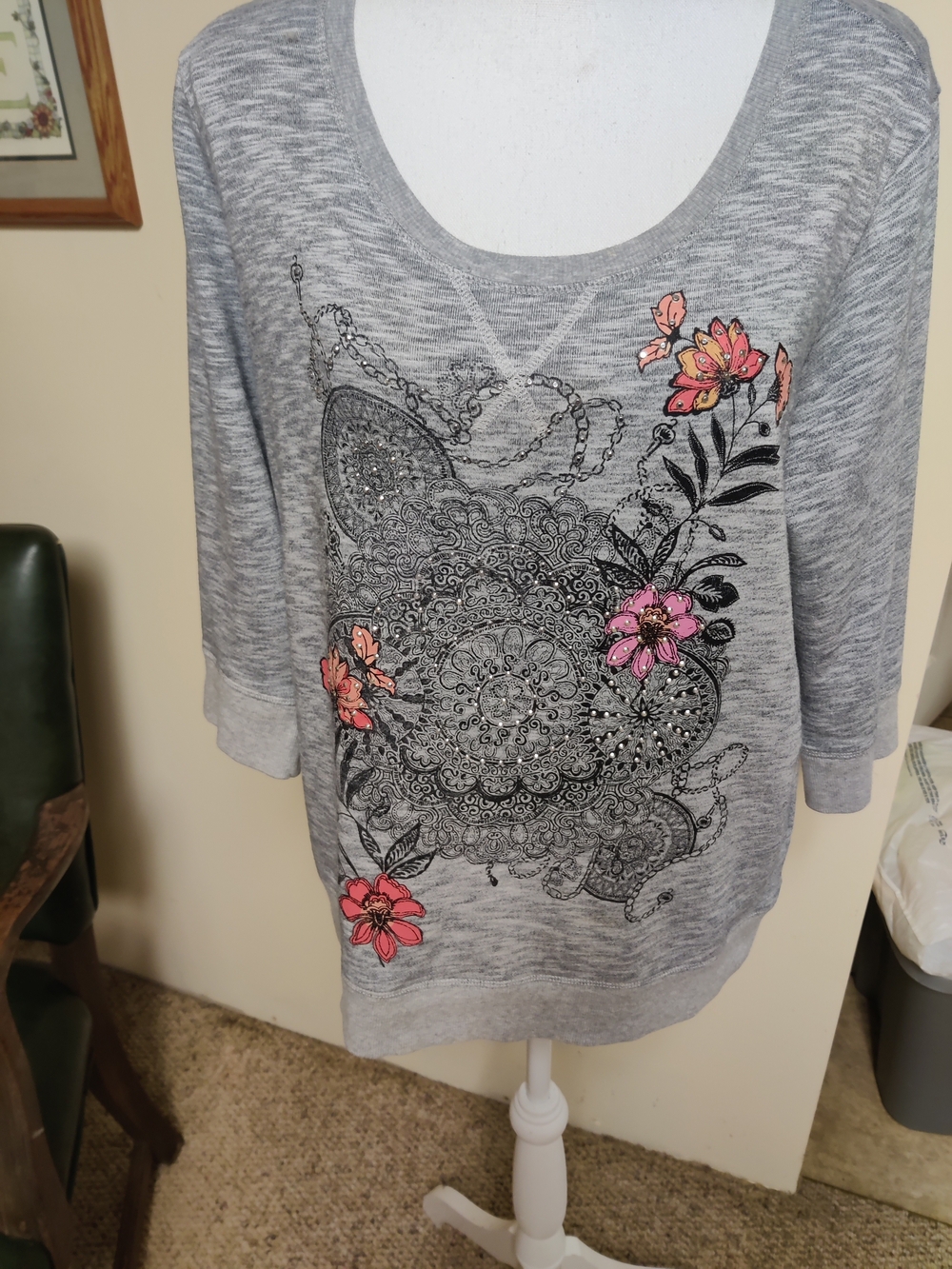Style & Co   Gray Scoop Neck Sweatshirt wi Pink & Coral Floral Accents